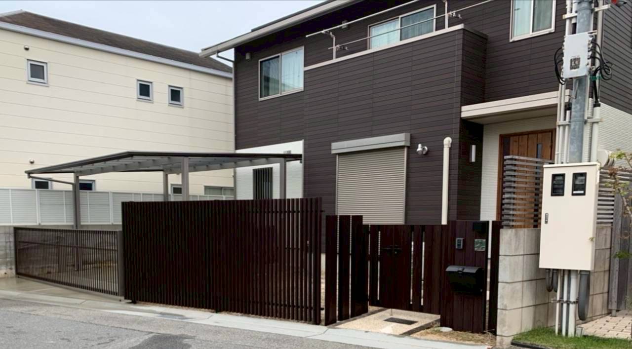 外構リフォーム後の建物（フェンス・カーポート設置）